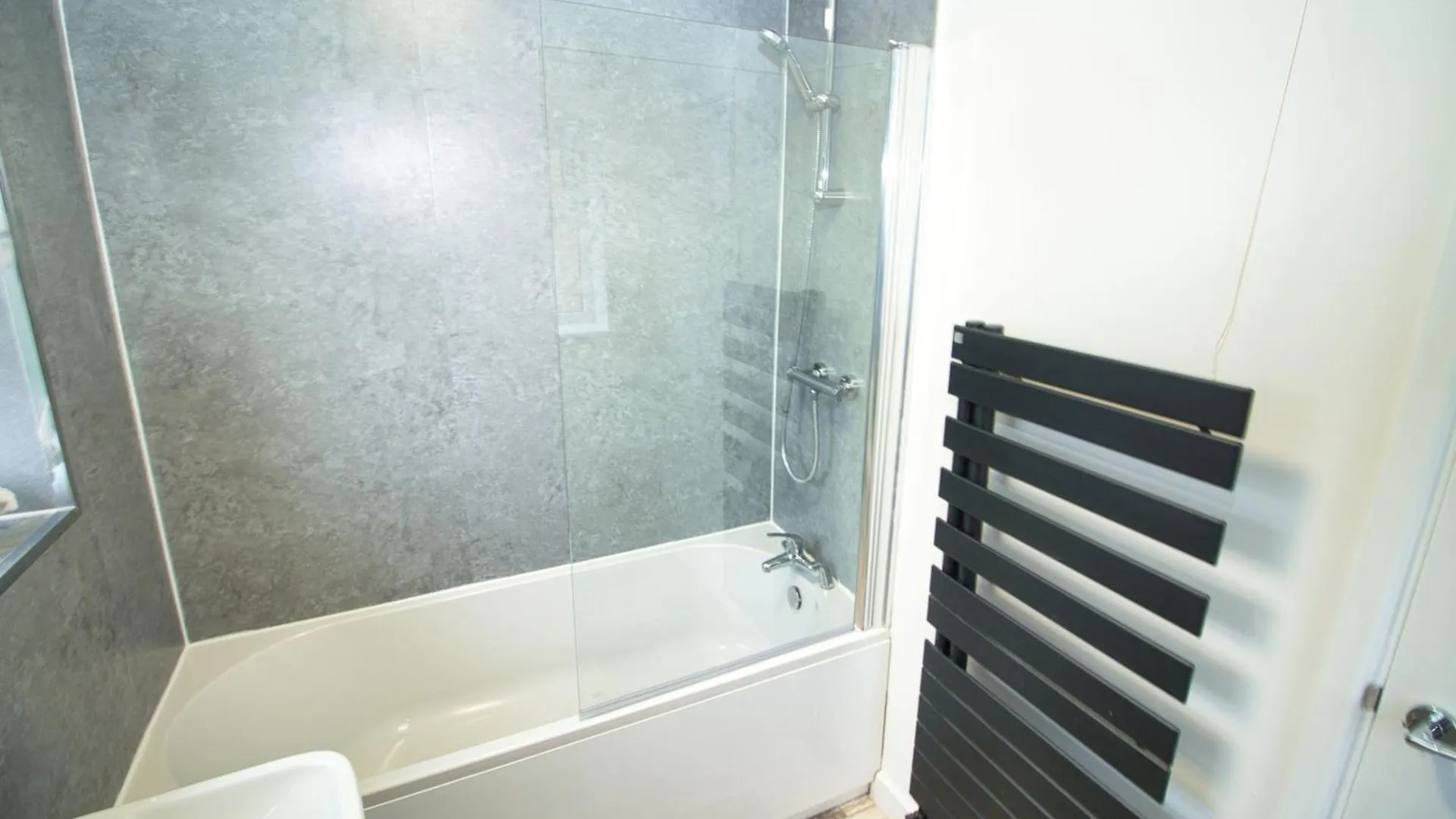 Spacious 3 Bed House - Newly Refurbished Rotherham 0*,  Regno Unito